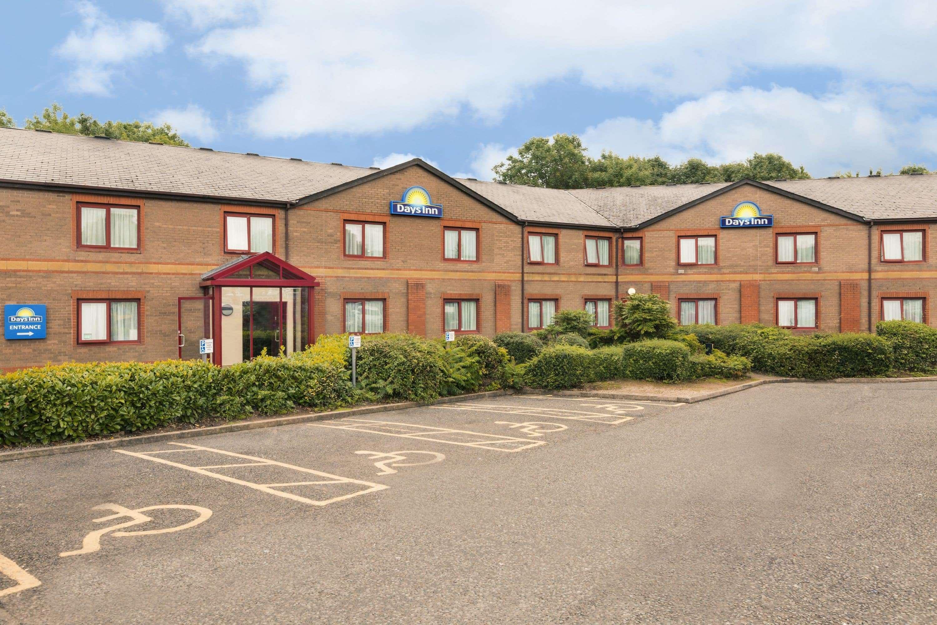 Days Inn Magor Dış mekan fotoğraf