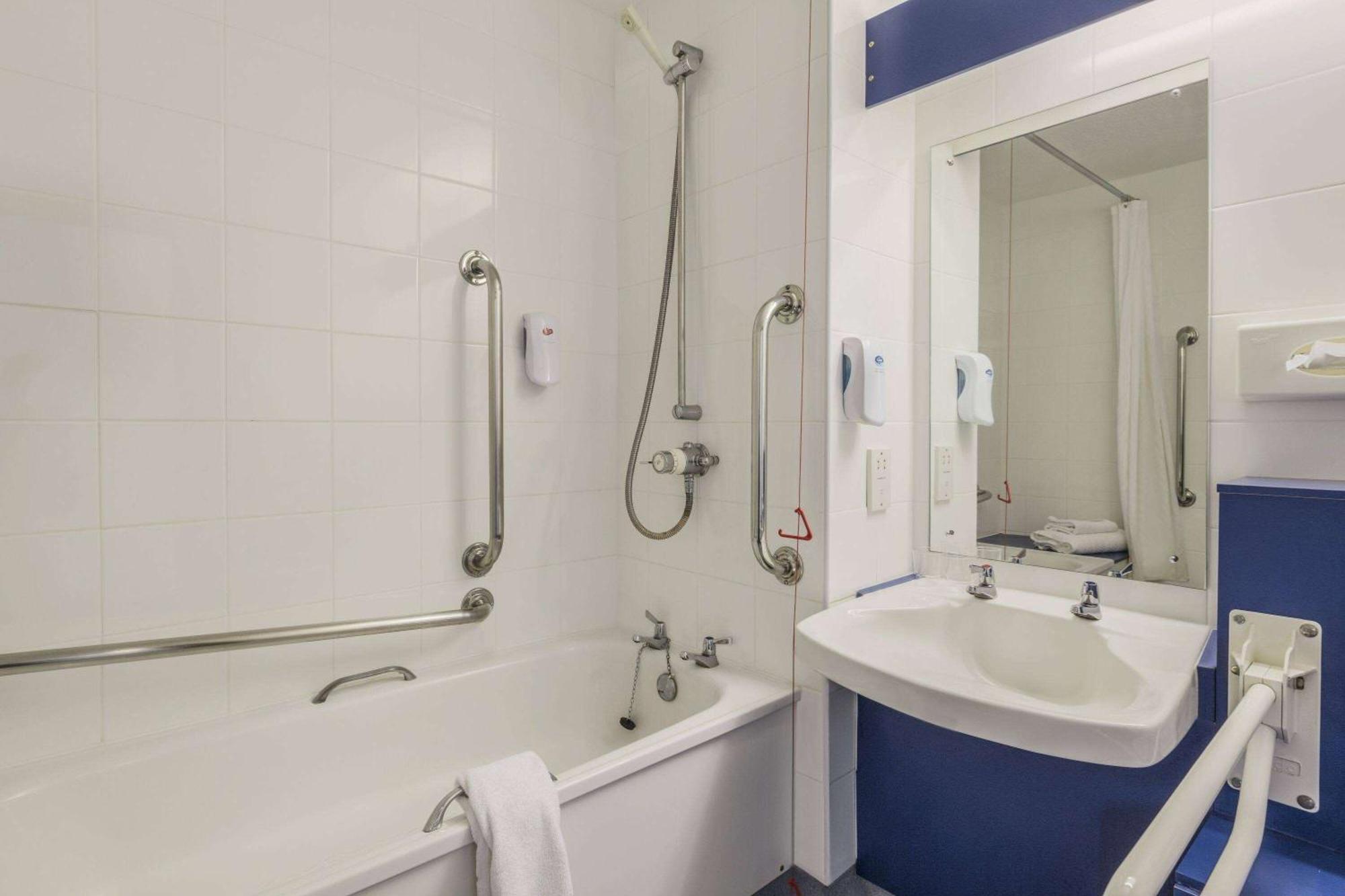 Days Inn Magor Dış mekan fotoğraf