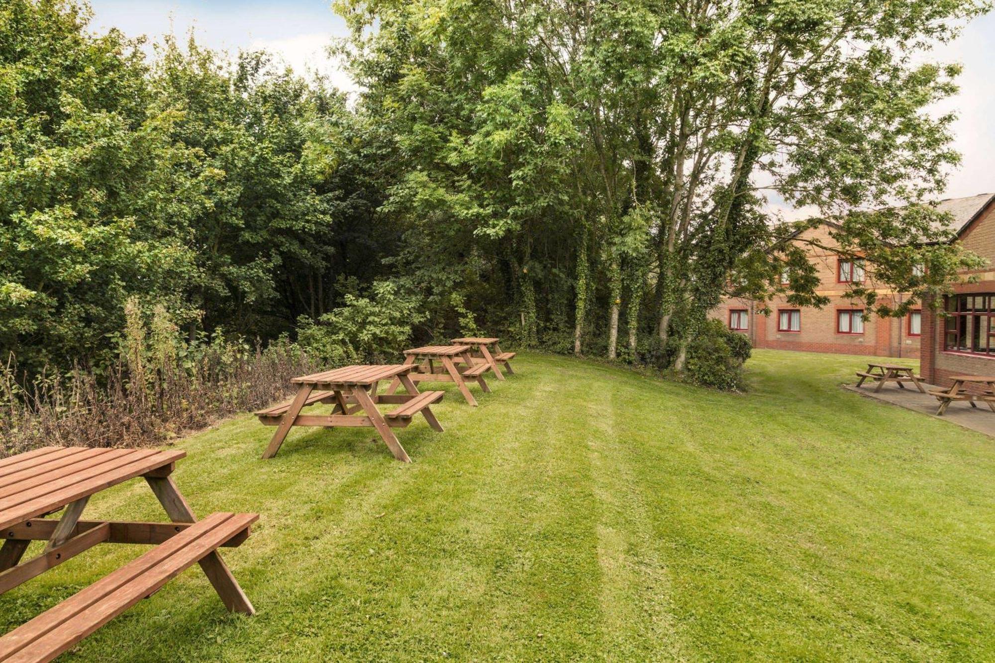 Days Inn Magor Dış mekan fotoğraf