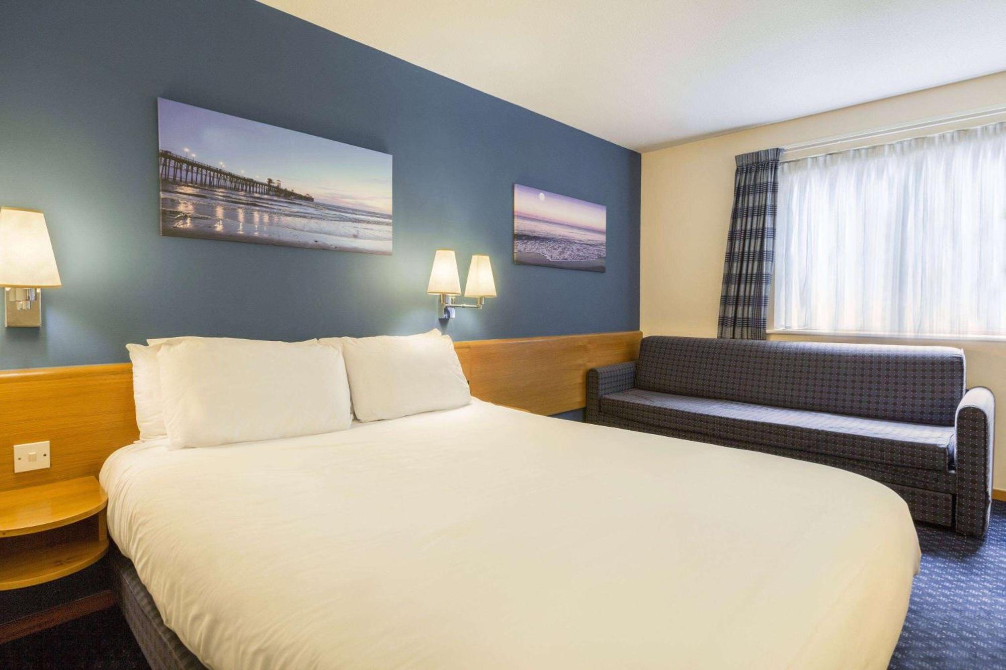 Days Inn Magor Dış mekan fotoğraf