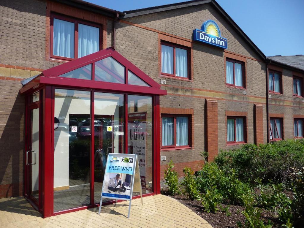 Days Inn Magor Dış mekan fotoğraf